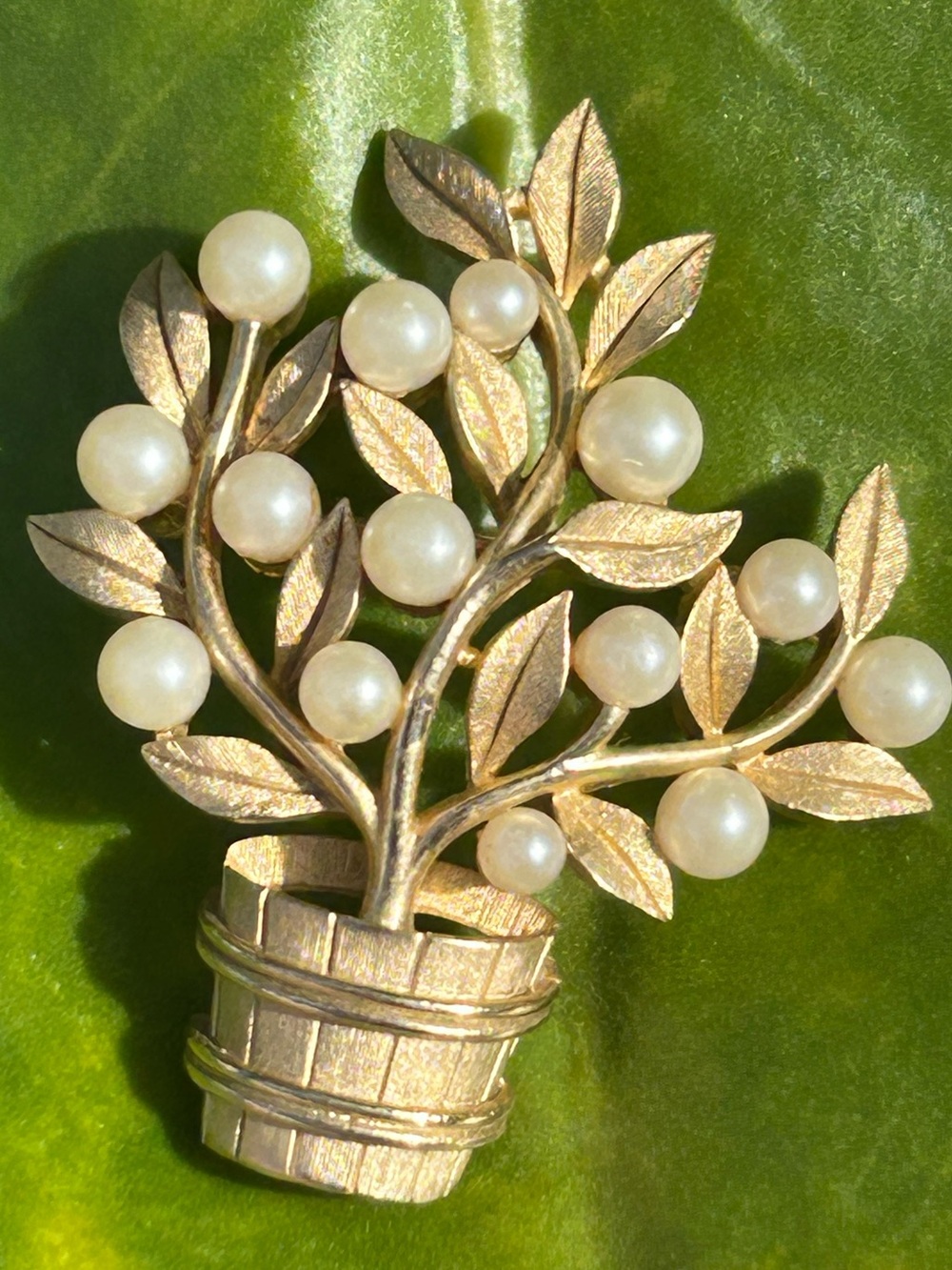 Crown trifari Gold-Tone faux Pearl Potted Plant tree Brooch from 70’s